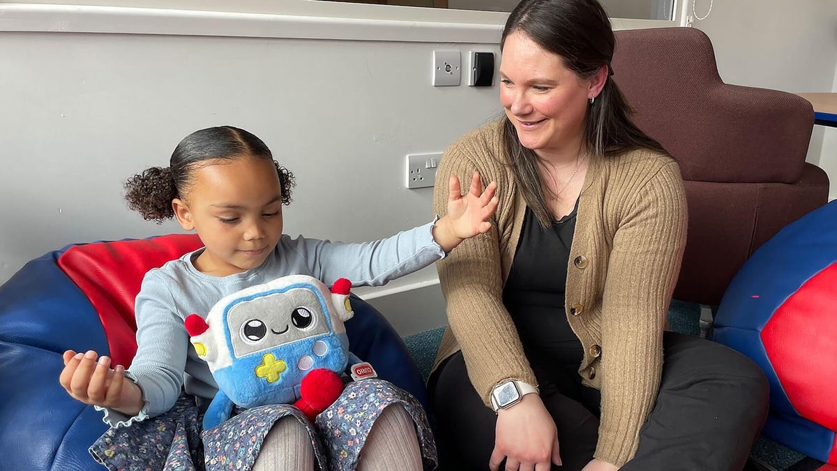 AI ของเล่น ปัญหาความปลอดภัย เด็ก การศึกษา แนะนำความระมัดระวัง